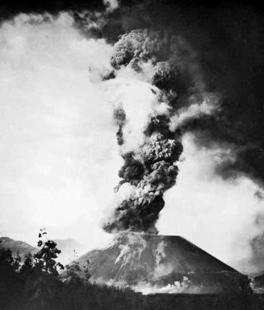 Parícutin volcano erupting, western Michoacán state, Mexico.