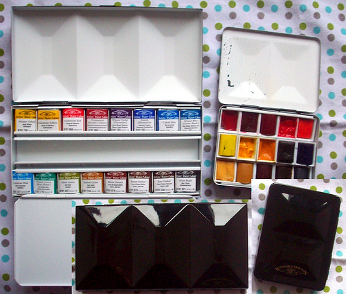 winsor newton 16 half pans heavyweight enamelled watercolour box compared to bijou box